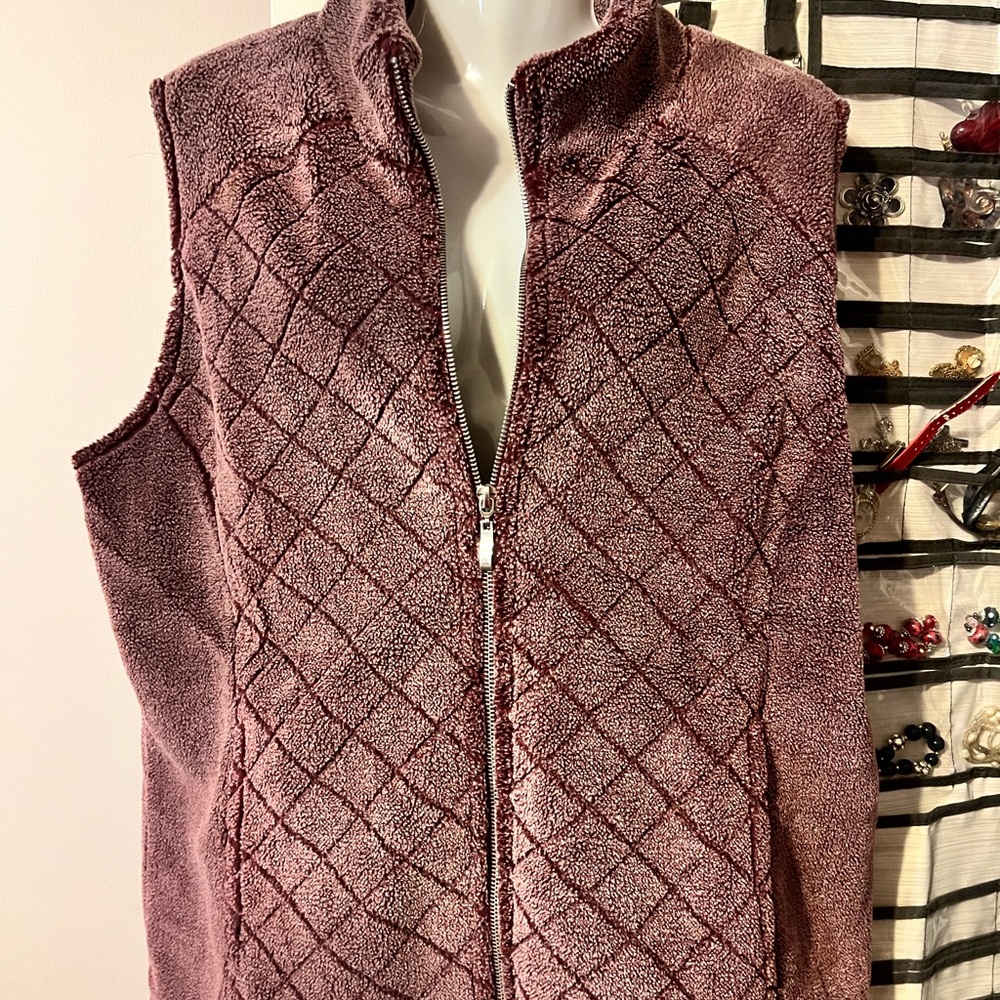 Women’s mauve colored vest, size large, new without tags
